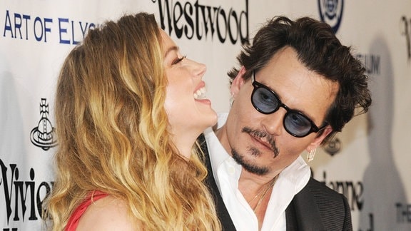 Amber Heard (L) and Johnny Depp