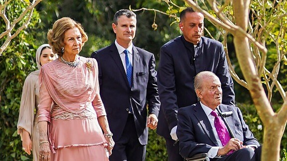 Juan Carlos (r), Altkönig von Spanien, und Sofia, Altkönigin von Spanien, kommen zur Trauung von Kronprinz Hussein und der saudischen Architektin Al Saif.