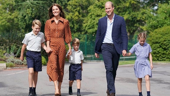Prinz George, Prinzessin Charlotte und Prinz Louis (C), begleitet von ihren Eltern Prinz William, Herzog von Cambridge, und Catherine, Herzogin von Cambridge.