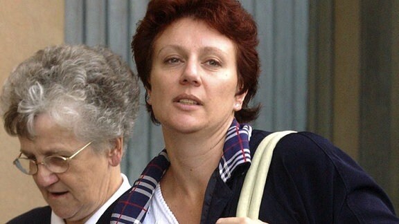 Ein Aktenfoto der Australierin Kathleen Folbigg (Mitte), die am 3. April 2003 den Obersten Gerichtshof in Sydney verlässt.