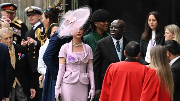 Katy Perry und Edward Enninful bei der Ankunft in der Westminster Abbey 