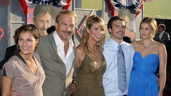 Schauspieler Kevin Costner (2.v.li.) mit Ehefrau Christine Baumgartner (Mitte) und seinen Kindern Lily, Joe und Annie 2008