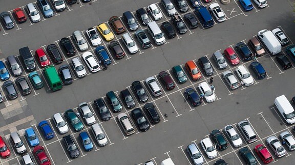 Zahlreiche Autos stehen auf einem Parkplatz