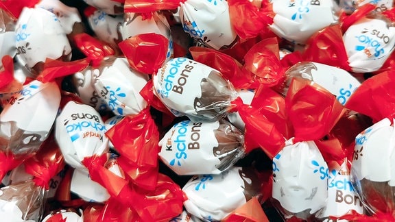 kinder Schoko-Bons, hergestellt von Ferrero, liegen auf einem Haufen. Knapp zwei Wochen vor Ostern ruft Ferrero in Deutschland einige Chargen verschiedener Kinder-Produkte zurück - darunter kinder Schoko-Bons mit einem Mindesthaltbarkeitsdatum zwischen Mai und September 2022.