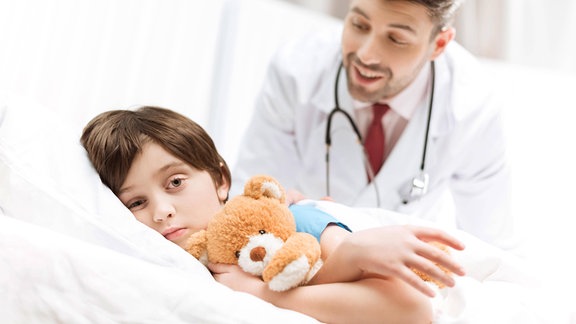 Ein Junge in einem Krankenhaus mit einem Teddybär