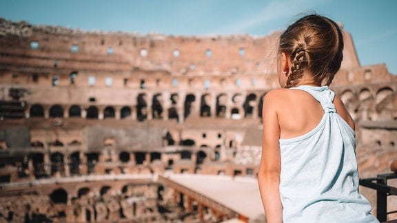 Ein Mädchen im Kolosseum in Rom