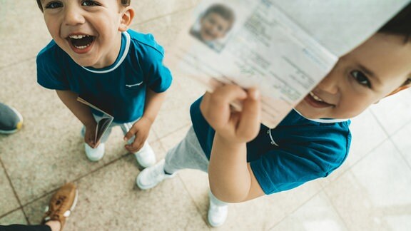 Kinder mit Reisepass am Flughafen