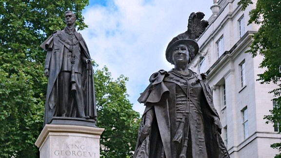 Statuen von Königin Elisabeth, der Königinmutter, und König Georg VI.