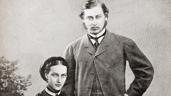 Der Prinz und die Prinzessin von Wales, Albert Edward, der zukünftige König Edward VII und Alexandra, mit ihrem neugeborenen Sohn Albert Victor im Jahr 1864.