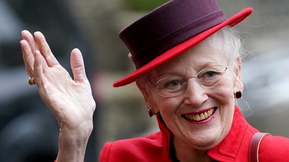 Königin Margrethe II. winkt.