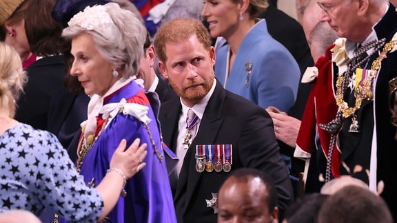 Prinz Harry zieht eine Grimasse.