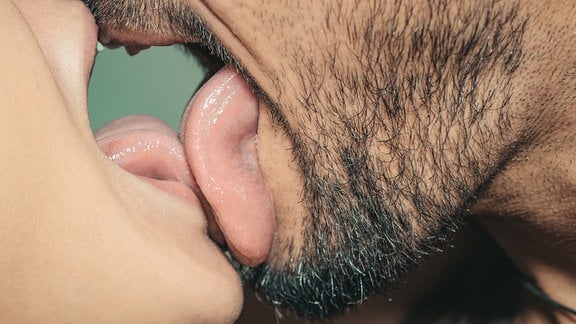 Pärchen küsst sich mit Zungenkontakt.