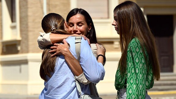 Prinzessin Leonor (l) verabschiedet sich von ihrer Mutter, Königin Letizia (M), und ihrer Schwester, Infantin Sofia, vor der Militärakademie in Saragossa.
