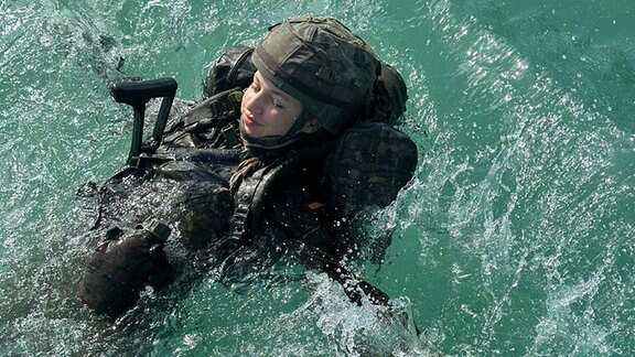 Leonor von Spanien im Wasser mit Militärausrüstung