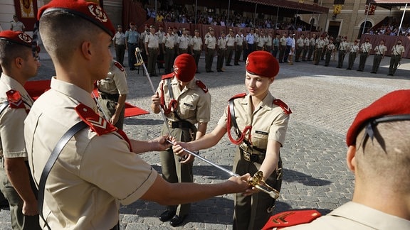 Leonor von Spanien mit Militäruniform erhält einen Säbel