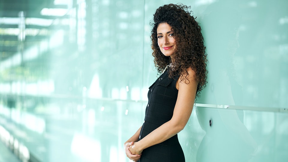 Los rizos como marca: muy glamorosos para la presentadora de radio Marwa El Dessouki
