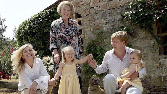 Königin Beatrix, das Kronprinzenpaar Maxima und Willem-Alexander und deren kleine Töchter Catharina-Amalie und Alexia stehen 2006 im Garten ihres Landhauses in Tavarnelle in der Toskana zusammen 