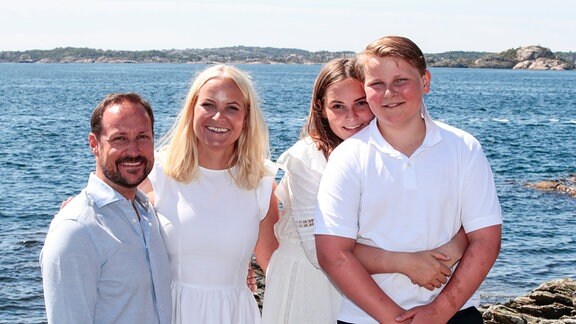 Kronprinz Haakon (l-r) von Norwegen, Kronprinzessin Mette-Marit von Norwegen und ihre Kinder Prinzessin Ingrid Alexandra und Prinz Sverre Magnus lächeln bei einem Fototermin anlässlich ihres Familienurlaubs im Landhaus auf Dvergsøya bei Kristiansand.