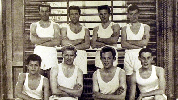 Mick Jagger auf einem Schulfoto von 1960 oder 1961 mit der Basketballmannschaft.
