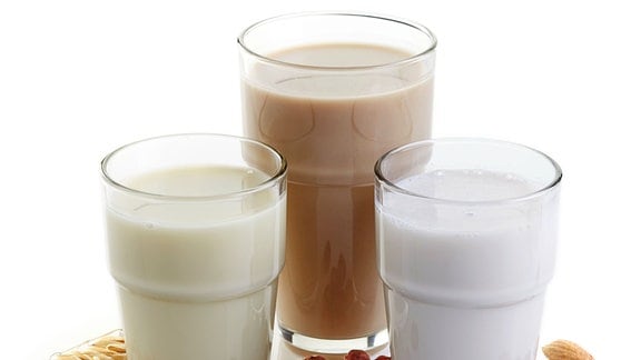 Verschiedene vegane Milch: Mandelmilch, Haselnussmilch und Hafermilch.