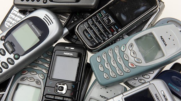 Alte Mobiltelefone auf einem Haufen