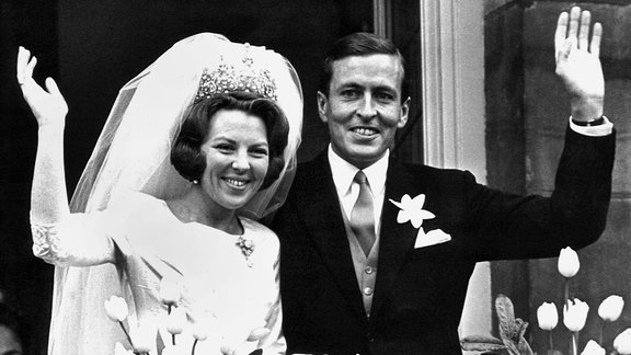 Kronprinzessin Beatrix der Niederlande und Claus von Amsberg nach ihrer Trauung am 10.3.1966 in Amsterdam.