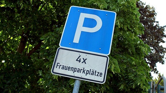 Ein Schild auf einem Parkplatz in Aumühle weist auf vier Frauenparkplätze hin.