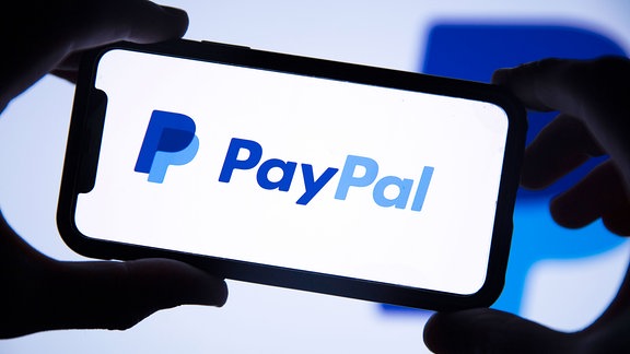 PayPal Logo auf Smartphonebildschirm.