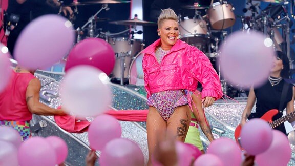 Sängerin Pink live bei einem Konzert ihrer Summer Carnival -Tour im RheinEnergieStadion in Köln.