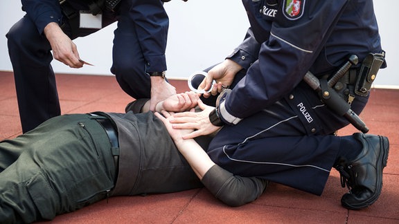 Polizisten trainieren im "Regionalen Trainingszentrum" (RTZ) der Polizei in Dortmund (Nordrhein-Westfalen) eine Festnahme.
