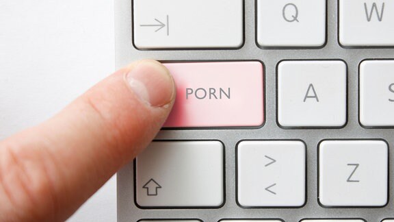 Auf einer Laptoptastatur steht das Wort "Porn"