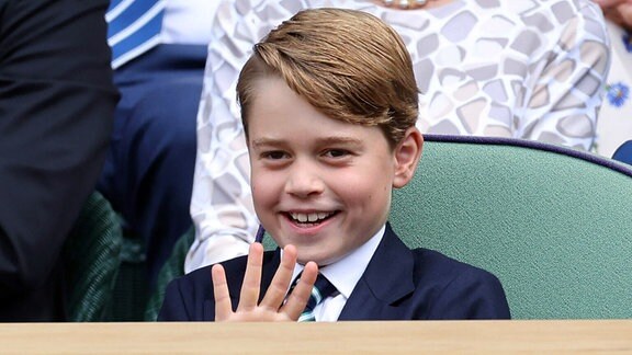 Prince George winkt