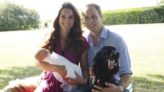 Prinz William und Kate, Herzogin von Cambridge, die mit ihrem Sohn Prinz George im Garten des Hauses der Familie Middleton in Bucklebury, Berkshire