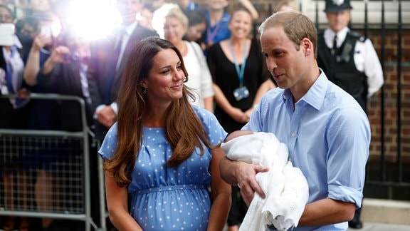 Kate und William präsentieren ihren Sohn Prinz George.