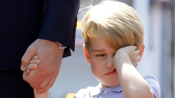 Prinz George, 2017 in Berlin, etwas missmutig, an der Hand seines Vaters