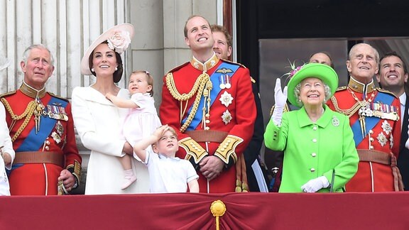 Prinz George und die Royal Family auf dem Balkon zum 90. von Queen Elizabeth II.