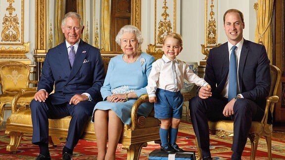 Prinz Charles (l-r), Prinz von Wales, Königen Elizabeth II., Prinz George und Prinz William, Herzog von Cambridge, sitzten für ein Foto, dass im Sommer 2015 aufgenommen wurde, nebeneinander im Buckingham Palace.