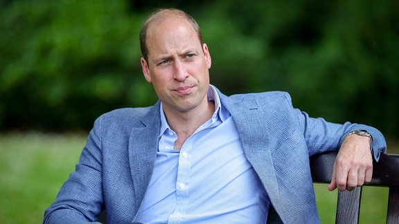 Portrait: Prince William auf einer Parkbank