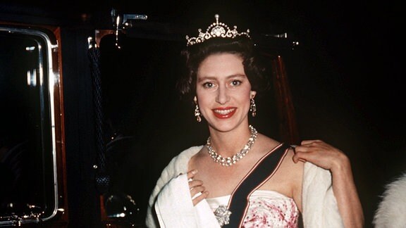 Prinzessin Margaret kommt in festlicher Robe 1972 zu einer Gala in London.