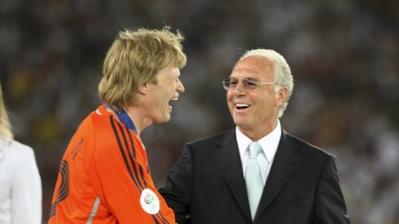Oliver Kahn und Franz Beckenbauer lachen.