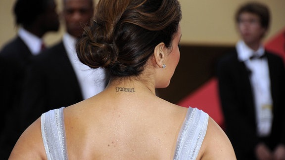 Schauspielerin Eva Longoria zeigt ihr neues Nacken-Tattoo