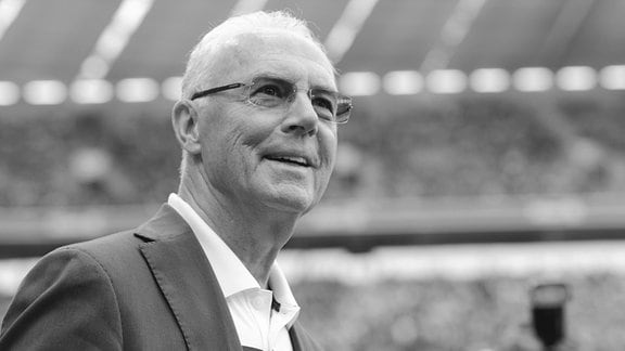Der Ehrenpräsident von Bayern, Franz Beckenbauer, aufgenommen vor Spielbeginn.