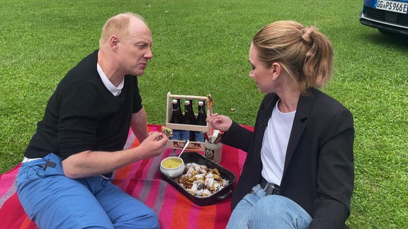 Ein Mann und eine Frau machen ein Picknick