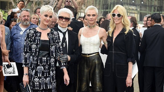 Karl Lagerfeld auf der Paris Fashion Week zwischen Katy Perry, Cara Delavigne und Claudia Schiffer 