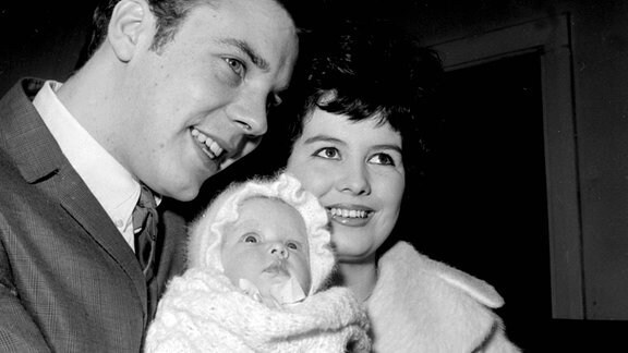 Marty Wilde mit Frau Joyce und der kleinen Kim, 1960