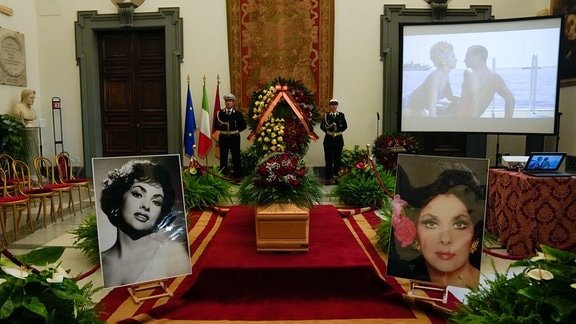 Der Sarg der verstorbenen italienischen Filmlegende Gina Lollobrigida wird auf dem Capitol Hill aufgebahrt.