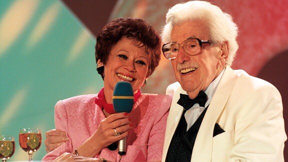 Schauspieler Willy Millowitsch und Sängerin Lotti Krekel beim gemeinsamen Singen, 1997