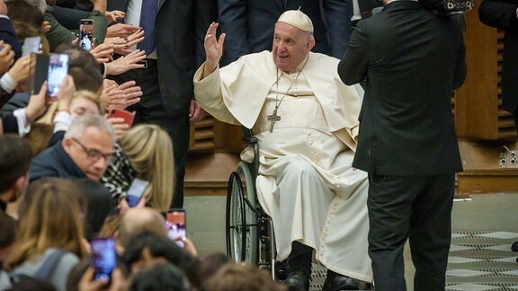 Papst Franziskus winkt während der Generalaudienz im Vatikan.