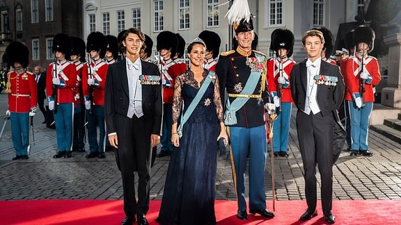 Prinz Nikolai, von links, Prinzessin Marie, Prinz Joachim und Prinz Felix kommen zur Kommandovorstellung im Dänischen Königlichen Theater anlässlich des 50. Jahrestages der Thronbesteigung der dänischen Königin Margrethe II. in Kopenhagen