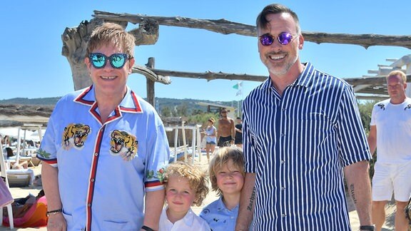 Elton John mit Ehemann David Furnish mit ihren Kindern im Club 55 in St Tropez